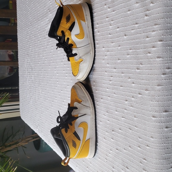 Jordan 1 University Gold Toddler Size 10c - Picture 2 of 8